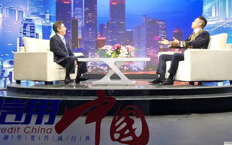 雄正醬香酒上了CCTV《信用中國》 水均益大贊一瓶好酒