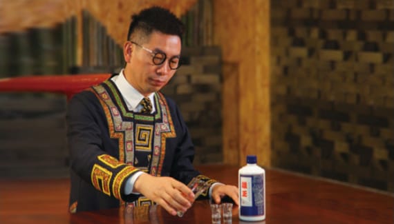 雄正酒業(yè)創(chuàng)始人張?jiān)俦蛳壬鷺s獲“2021中國經(jīng)濟(jì)年度人物”獎(jiǎng)
