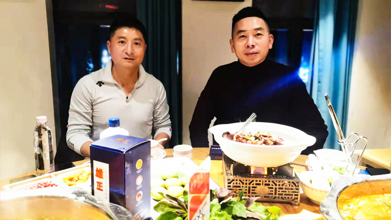 廣西奧聯(lián)達(dá)有限公司董事長、廣西環(huán)城高爾夫球俱樂部股東兼總經(jīng)理海斌加盟雄正,成為雄正醬香酒種子代理商