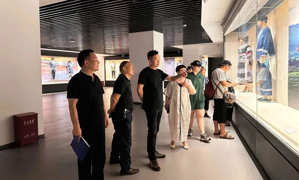 中國仡佬族服飾展開展,雄正集團組織員工前往參觀學(xué)習(xí)