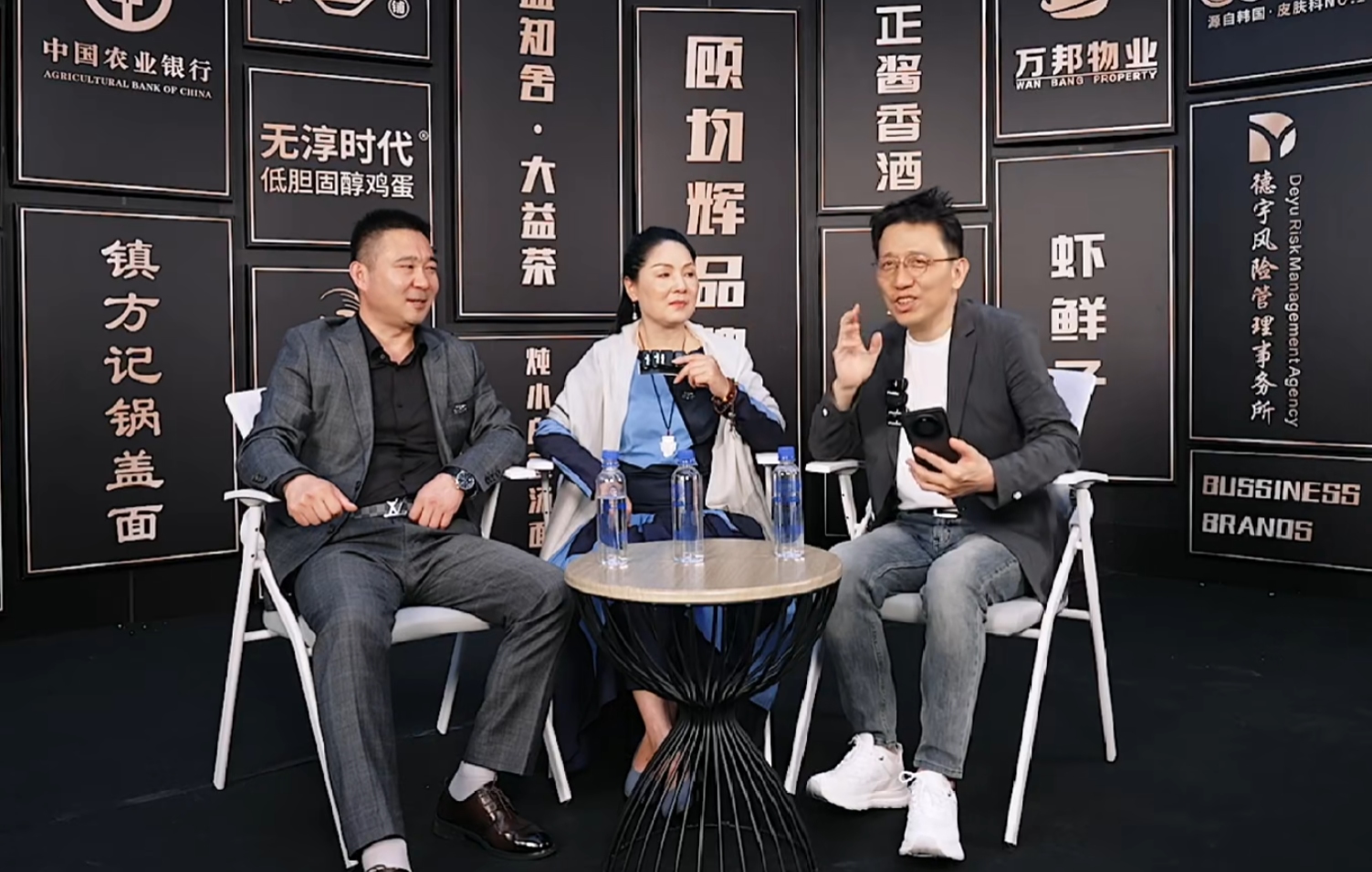 顧均輝會(huì)員品牌宣傳展落地雄正醬香酒南京體驗(yàn)館,共鑒“醬香酒本來的味道”傳奇
