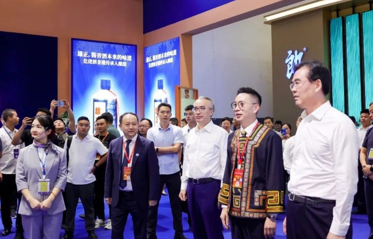 2024第十三屆酒博會開幕,各界領(lǐng)導蒞臨雄正集團展位考察指導