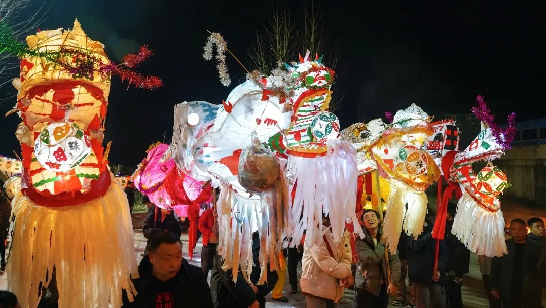 千年非遺煥新彩,毛龍騰飛舞吉祥——雄正酒業(yè)集團(tuán)仡佬族毛龍節(jié)燈會(huì)圓滿舉辦