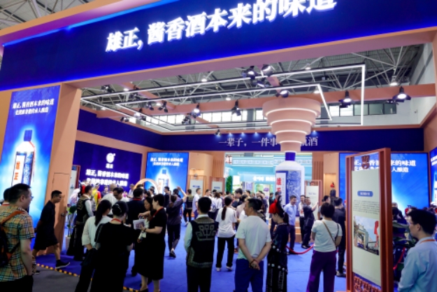 【中國(guó)日?qǐng)?bào)網(wǎng)】排隊(duì)也要嘗！2024酒博會(huì)上,1499元的雄正醬香酒魅力何在？