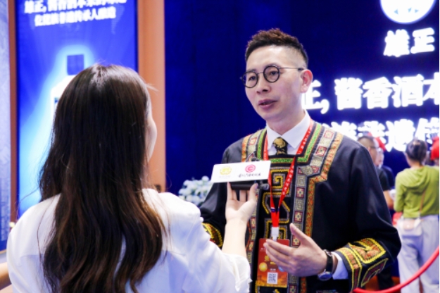 【中國(guó)日?qǐng)?bào)網(wǎng)】酒博會(huì)媒體鏡頭下的非遺傳承：張?jiān)俦蛘勑壅u香酒本來(lái)的味道