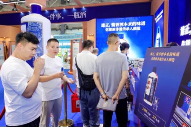 【中國(guó)商報(bào)網(wǎng)】27元一杯！酒博會(huì)雄正集團(tuán)展館排長(zhǎng)龍,只為品鑒醬香酒本來(lái)的味道